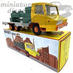 CAMION BERLIET STRADAIR " PLATEAU SURBAISSÉ, PORTE MACHINE " (JAUNE) - DINKY TOYS - 1/50ème en boite