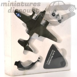 MINIATURE B-26 MARAUDER CLEVELAND CALLIOPE 3 BOMBARDIERS ET GÉANTS DU CIEL EN MÉTAL (VERT MILITAIRE) - 1/144ème sous blister