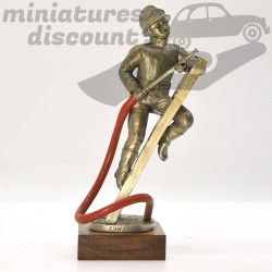 Figurine Sapeur-Pompier 1921 avec lance à incendie sur échelle en étain Les Étains du Prince 13cm avec boîte