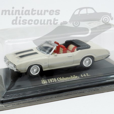 OLDSMOBILE 4-4-2 DE 1970 (BLANC) - 1/43ème sur socle