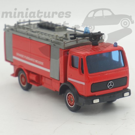 MERCEDES, GRANDE PUISSANCE DE MOUSSE (ROUGE) - SOLIDO - 1/50ème sous blister