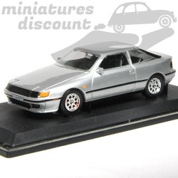 Toyota Celica (grise)...